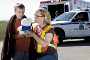 Une b�n�vole du programme d'assistance aux victimes aide un enfant dans le besoin