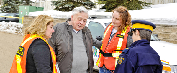 Des b�n�voles du programme d'assistance aux victimes aident un homme �g�