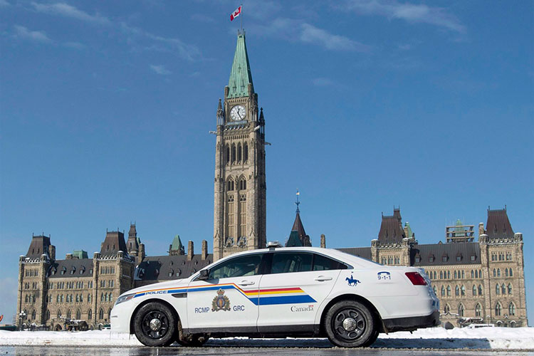 Un véhicule de la GRC stationné devant la Colline du Parlement, à Ottawa