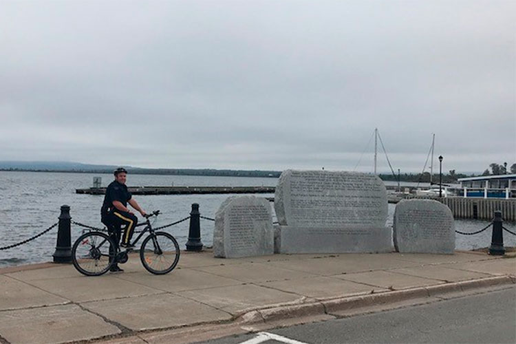 Un membre de la GRC à vélo sur la côte.