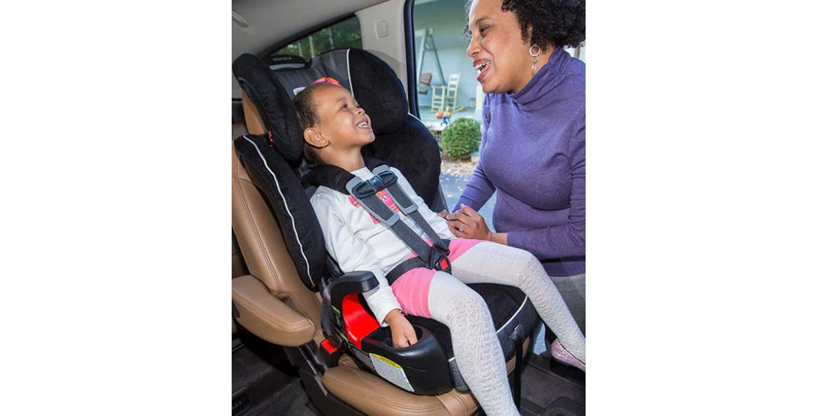 Femme avec un bébé dans un siège auto