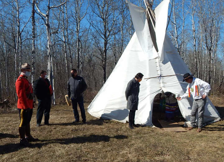 Le Détachement de la GRC de Turtleford/Glaslyn et la Première Nation Thunderchild ont tenu une cérémonie le 12 avril pour bénir la plume d'aigle du détachement.