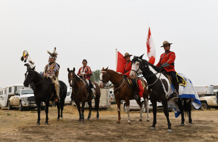 Le conseiller Stanley Lethbridge, Kim Soo Goodtrack, la gend. Platford et le sergent Silliker, assis sur leur cheval, attendent le début des cérémonies d'ouverture