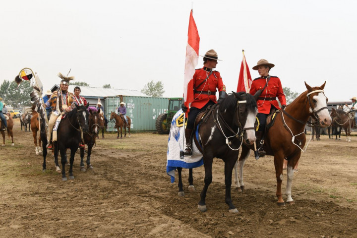 Le conseiller Stanley Lethbridge, Kim Soo Goodtrack, la gend. Platford et le sergent Silliker, assis sur leur cheval, attendent le début des cérémonies d'ouverture