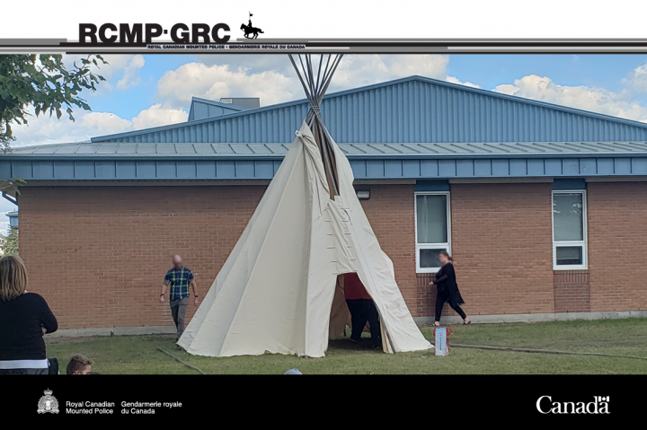 Officers and employees from across the province took part in ceremonies and events in their communities – from painting detachment sidewalks with orange handprints, participating in Truth and Reconciliation awareness walks, carrying and raising Reconciliation flags and banners, to setting up a tipi at a local school – in the spirit of connecting with and supporting the people and communities they serve.