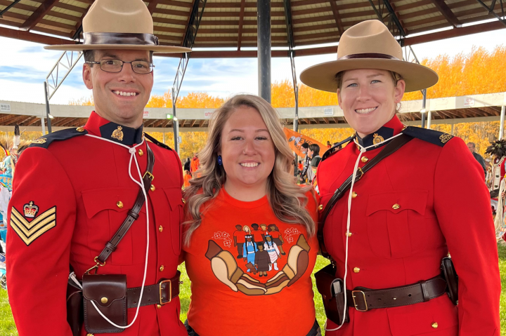 Officers and employees from across the province took part in ceremonies and events in their communities – from painting detachment sidewalks with orange handprints, participating in Truth and Reconciliation awareness walks, carrying and raising Reconciliation flags and banners, to setting up a tipi at a local school – in the spirit of connecting with and supporting the people and communities they serve.