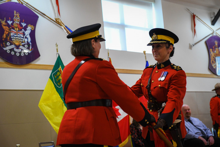 La commissaire Brenda Lucki présente la commissaire adjointe Rhonda Blackmore, commandante de la Division F, l'enseigne de la Division F