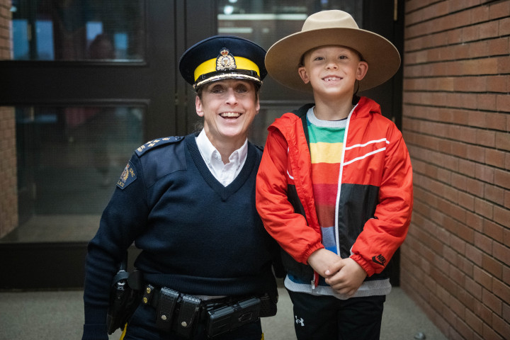 La commissaire adjointe Blackmore et TJ posent pour la photo