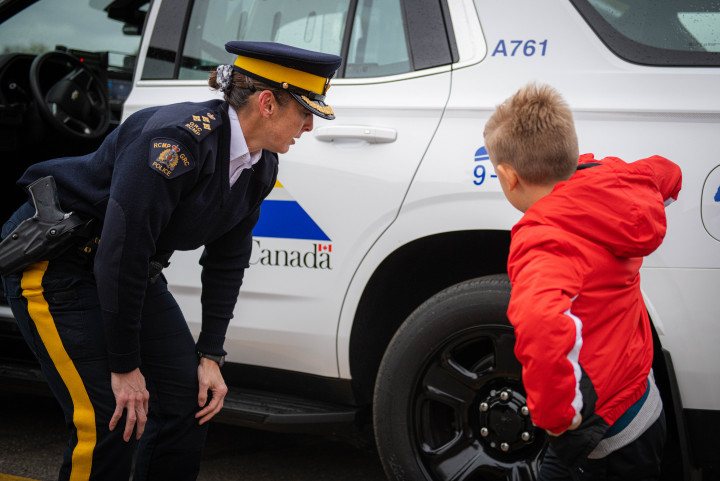 Le comm. adj. Blackmore et TJ près d'une voiture de police