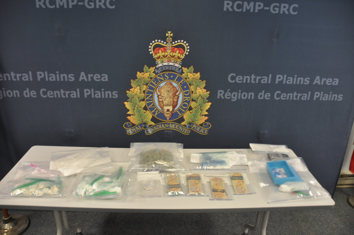 Les agents ont saisi 647 grammes de crack présumé, du cannabis illicite et plus de 7 500 dollars en devises canadiennes