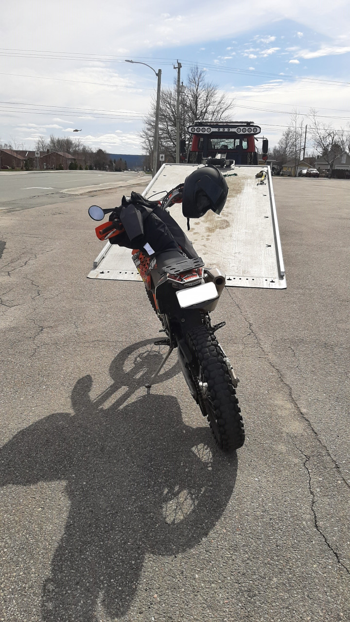 Photo d'une moto sur béquille. 