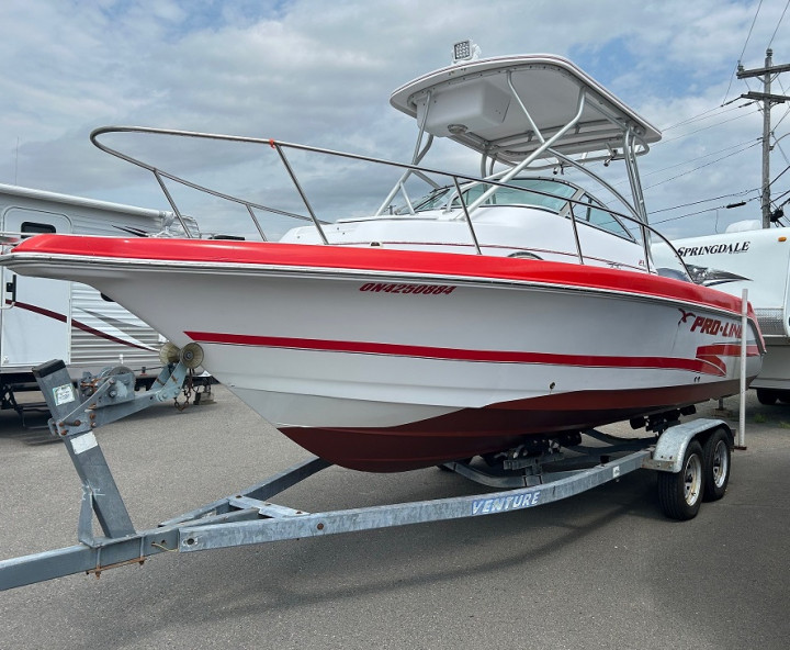 Un bateau Pro Line rouge et blanc, de 2002, sur une remorque à bateau Venture, de 2015.